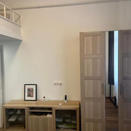 Close To Everything * Budapešť